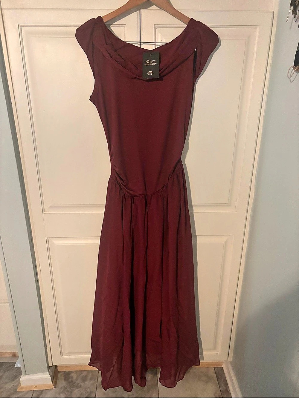 NOOYIUS Burgundy Maxi Dress NWT- size medium is an 8/10.
I have two of these dre